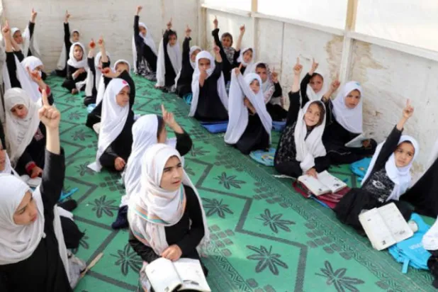 افغانستان میں لڑکیوں کے ہائی سکولوں کی بندش کے بعد بین الاقوامی سطح پر مایوسی  کابل: «الشرق الاوسط»  دوبارہ کھلنے کے چند گھنٹے بعد ہی طالبان نے شریعت کے مطابق کوئی منصوبہ تیار ہونے تک لڑکیوں کے ثانوی اسکولوں کو دوبارہ بند کرنے کا حکم دیا ہے اور اس سلسلہ م