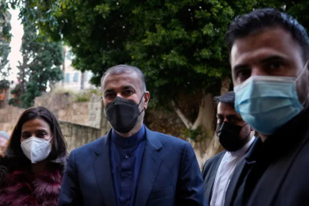 عبد اللهيان في بيروت عارضاً المساهمة ببناء معملين للكهرباء