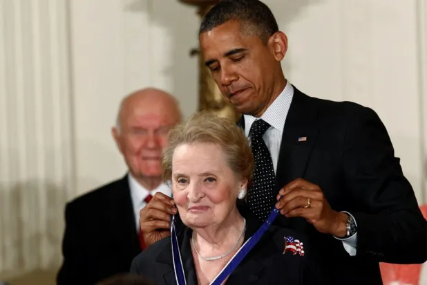 Eski ABD Başkanı Barack Obama, 29 Mayıs 2012'de Beyaz Saray'da kendisine Özgürlük Madalyası takdim etti (Reuters)