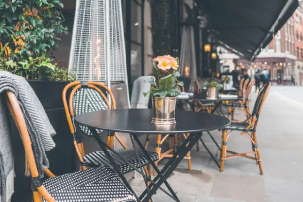 مطاعم لندن تستغل الجائحة وتفرض قانون الأكل لمدة ساعتين فقط