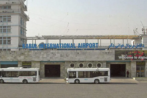 «طالبان» تمنع النساء من السفر جواً من دون محرم