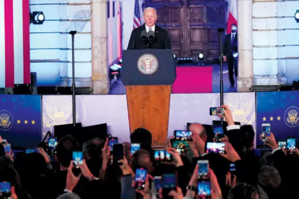 بايدن في وارسو أثناء حديثه الذي زاد التوتر مع موسكو (رويترز)