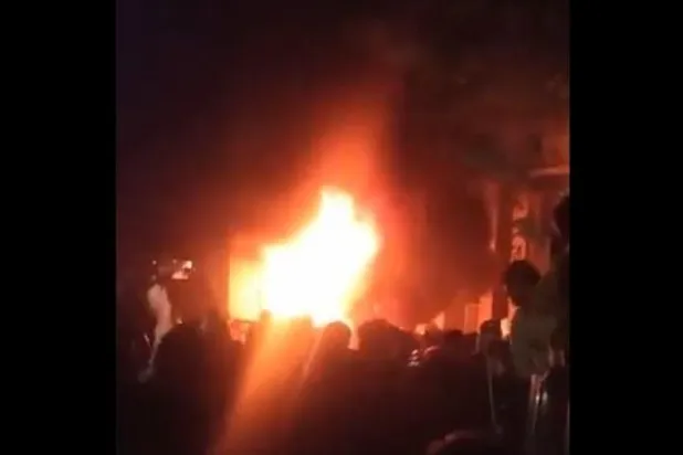 Bağdat’ta KDP binası ateşe verildi