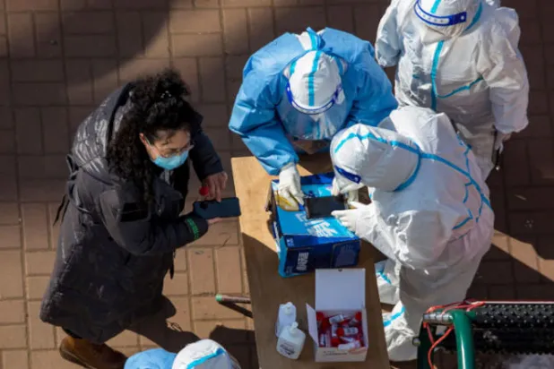 إصابات {كورونا} ترتفع في شنغهاي رغم الإغلاق