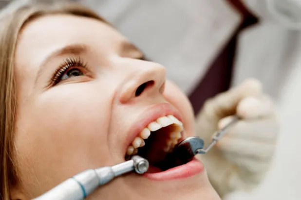 محاكمة طبيب أسنان فرنسي لاقتلاعه 580 سناً سليمة