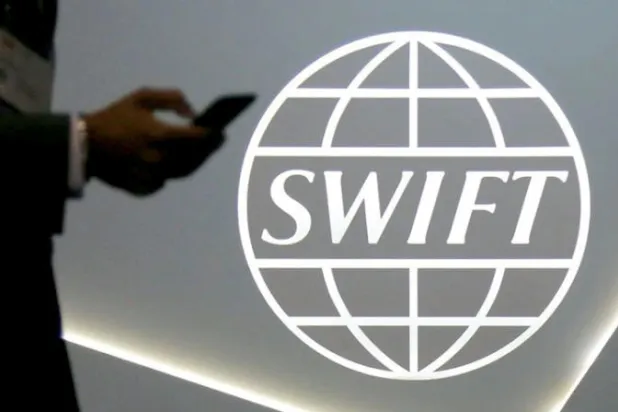 روسيا تبحث بديلاً لـ«سويفت»... وتعميم بيع السلع بالروبل