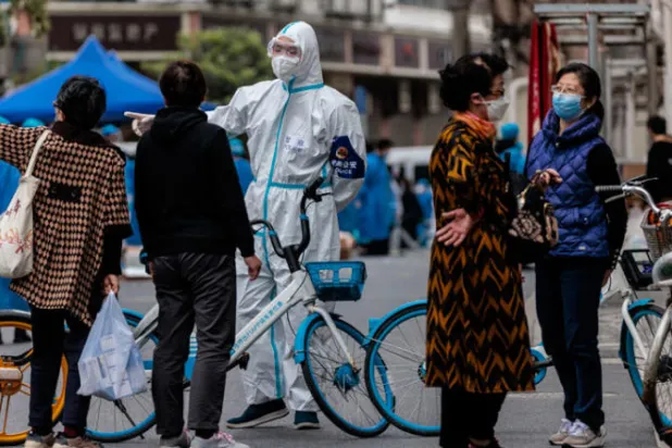 {كورونا} يشطر شنغهاي إلى نصفين