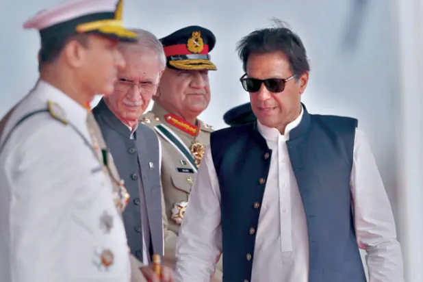 شركاء عمران خان يتركونه وحيداً