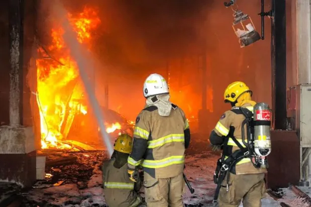 الكويت: حريق هائل يلتهم عشرات المحلات في سوق المباركية