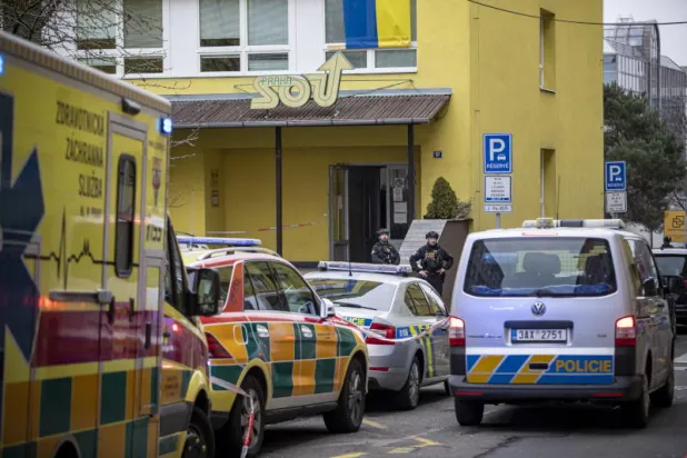 تلميذ يقتل معلماً بساطور في مدرسة تشيكية