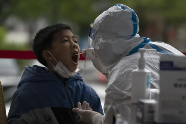 دراسة: متحور «أوميكرون» أكثر خطورة على الأطفال من المتحورات الأخرى