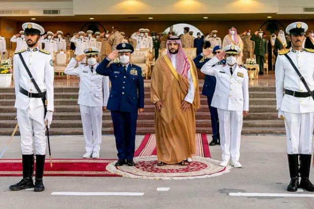 نائب وزير الدفاع يرعى نيابة عن ولي العهد تخريج طلبة كلية الملك فهد البحرية