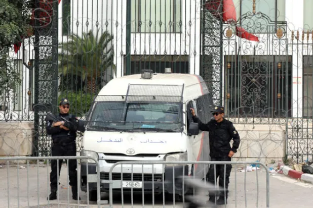 قرار الرئيس التونسي حل البرلمان يفجر جدلاً سياسياً ودستورياً