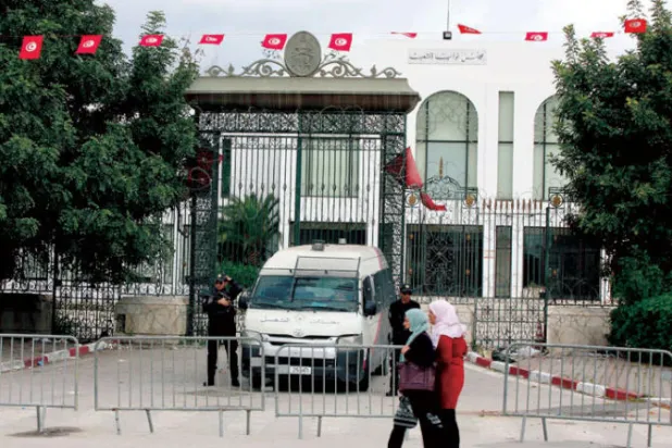 مشهد سياسي جديد و«معركة شرعيات»... بعد حل البرلمان التونسي