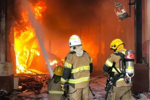 Kuveyt: El-Mubarakiye Çarşısı’nda çıkan yangında onlarca dükkan kullanılamaz hale geldi