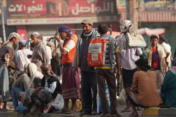 Yemen hükümeti Husilerin kontrolündeki limana 2 petrol gemisinin girmesine izin verdi