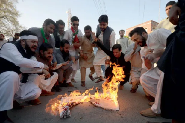 خان يتهم واشنطن بالتآمر لإسقاطه