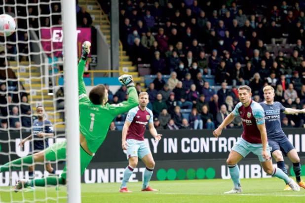 سيتي يتشبث بصدارة الدوري الإنجليزي وليفربول مستمر في المطاردة