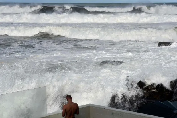 أمواج ضخمة تجتاح أحد شواطئ سيدني وتدخل المنازل