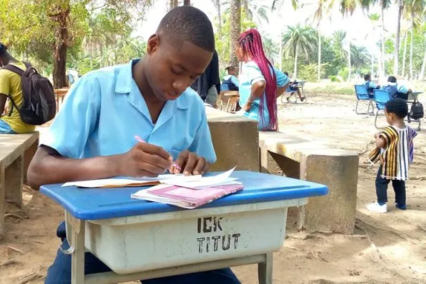 أعاد 50 ألف دولار لصاحبها... الأمانة تغير مسار حياة شاب ليبيري فقير