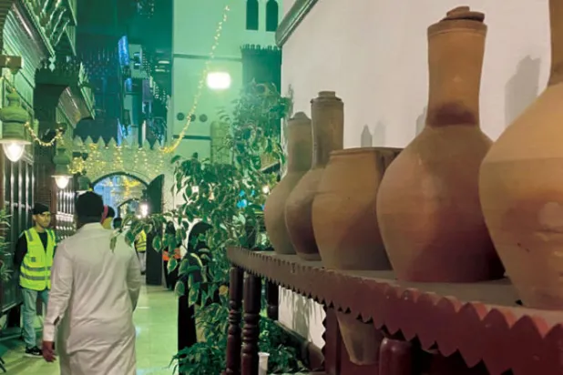 جدة تستعيد المسحراتي... والحكواتي