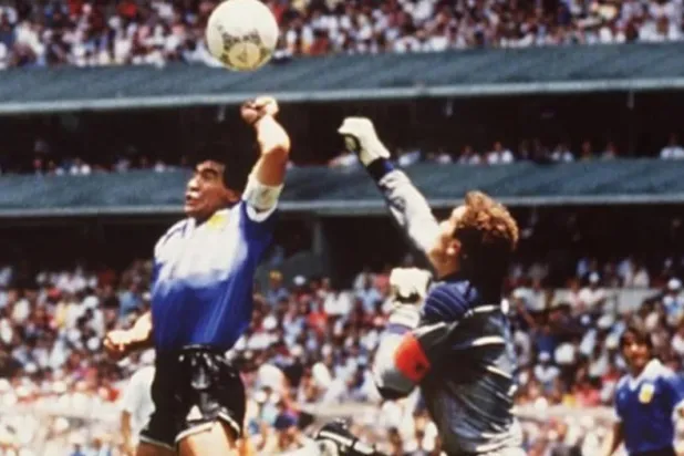 «سوذبيز» تعرض قميصاً لدييغو مارادونا بـ4 ملايين جنيه إسترليني