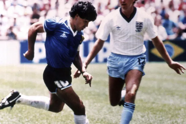 بـ5 ملايين دولار... عرض قميص مارادونا أمام إنجلترا في مزاد