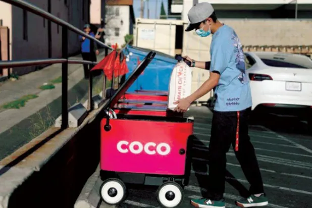 حياة شاقة تعيشها روبوتات توصيل الغذاء