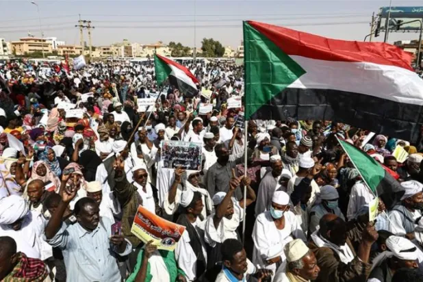 Sudan'da binlerce kişi askeri yönetimi protesto etti