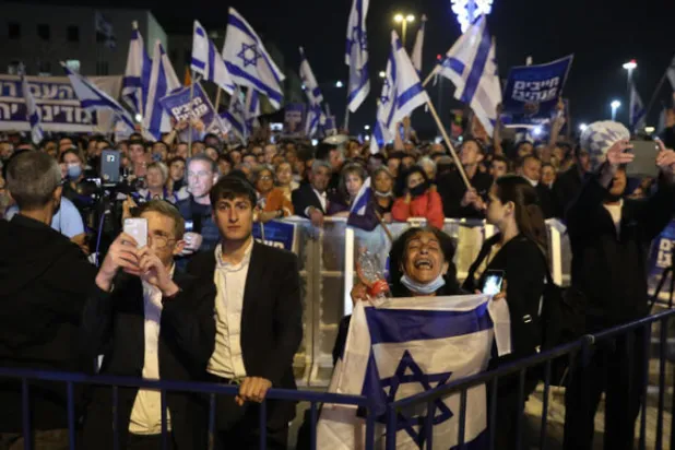 أزمة الحكم تزداد تعقيداً في إسرائيل... ونتنياهو يقود مظاهرة لإسقاط الحكومة