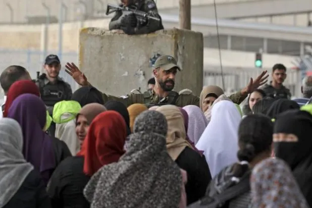 Filistinliler Ramazan ayının ilk Cuma namazını Mescid-i Aksa’da kılmak için Kudüs’e akın etti