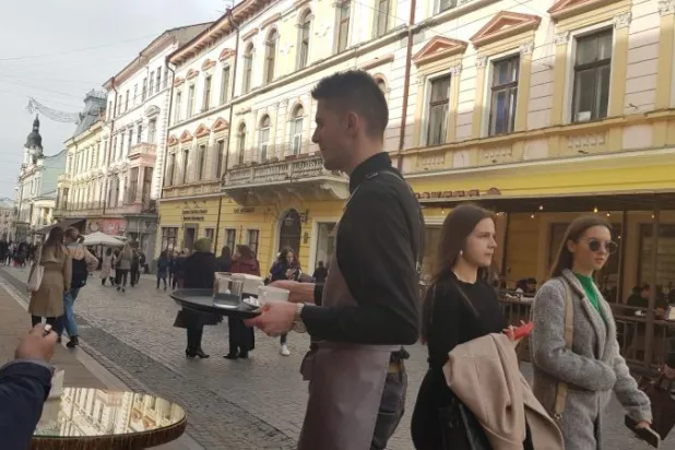 أوكرانيا... حرب في شرقها وسياحة في غربها