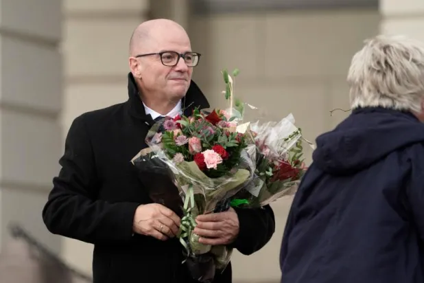 علاقة مع «امرأة تصغره بكثير» تطيح بوزير الدفاع النرويجي