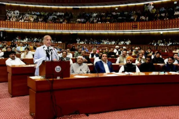 پاکستانی وزیر اعظم ڈوبتی ہوئی کشتی کو بچانا چاہتے ہیں