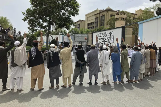 إيران تستدعي المبعوث الأفغاني بعد إلقاء متظاهرين حجارة على بعثاتها الدبلوماسية