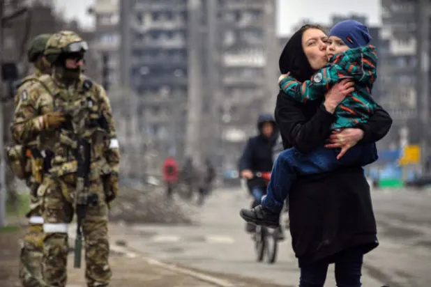 معركة ماريوبول في مراحلها الأخيرة... والمواجهة تتسع في البحر