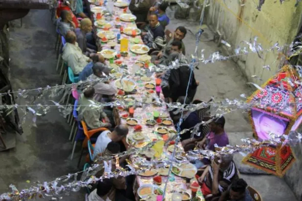 Mısır’da önceki Ramazan aylarında kurulan sokak sofraları (Hussam Ali-Independent Arabia)