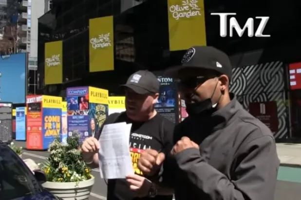 شقيق كريس روك يتحدى ويل سميث في مباراة ملاكمة (فيديو)