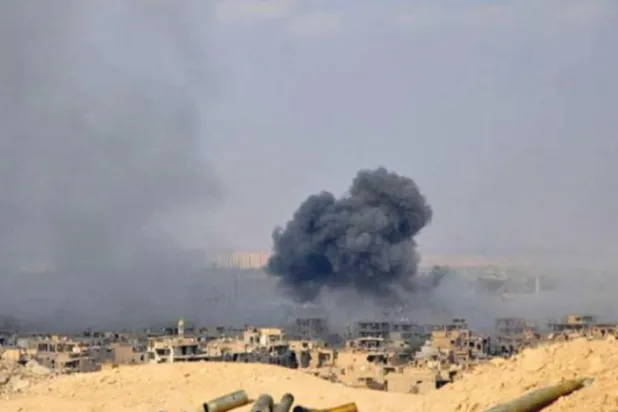 Rejimin Suriye çölünde düzenlediği hava saldırılarına ait arşiv fotoğrafı.