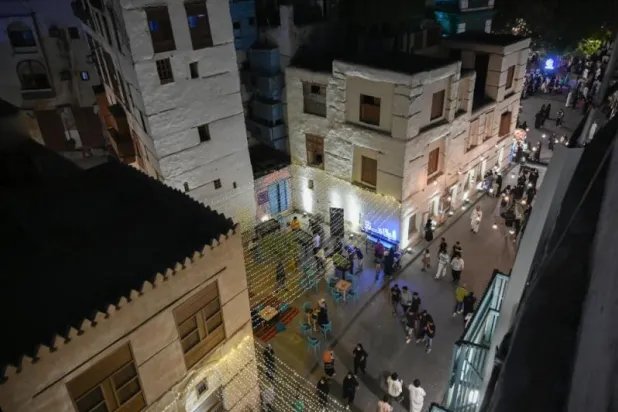 «جدة التاريخية» تحيي ذاكرة مرتاديها بالملبوسات التراثية والأكلات الشعبية