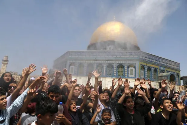 Ramazan, Hristiyanların Paskalya ve Yahudilerin Hamursuz Bayramı ile aynı döneme denk geldi