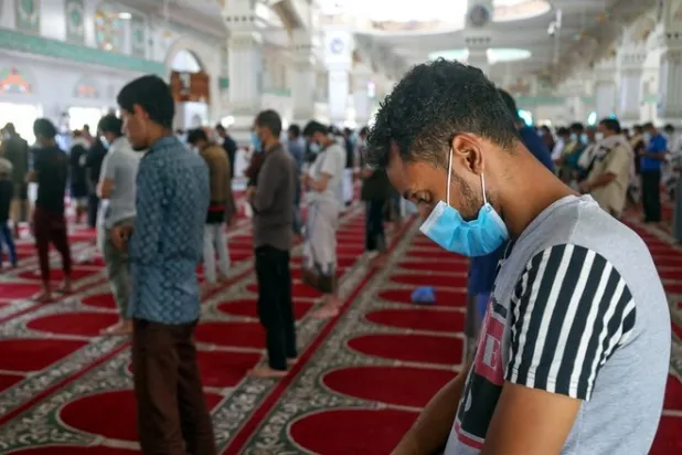 Yemen hükümeti, İran destekli Husileri teravih namazını engellemekle suçladı