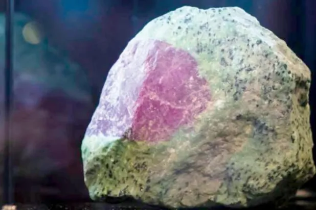 Dünyanın en büyük safir taşlarından biri Dubai’de sergilendi