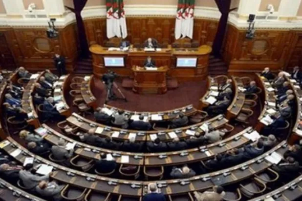 Cezayir'de, Fransız ordusunda görev yapmakla suçlanan vekilin meclise girişi engellendi