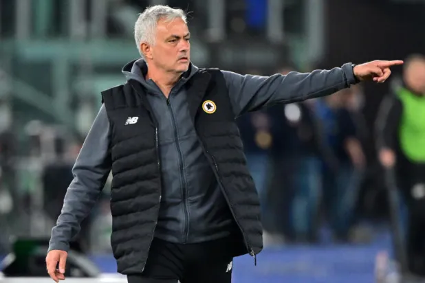 مورينيو يزور النصب التذكاري لمارادونا في نابولي (فيديو)