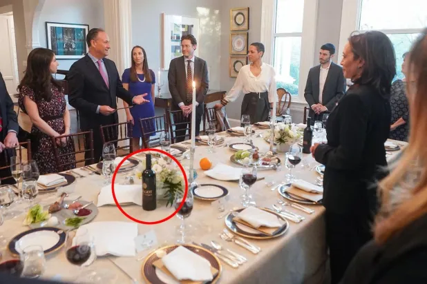 Kamala Harris, Hamursuz Bayramı davetinde işgal altındaki Filistin topraklarında üretilen şarabı ikram etti