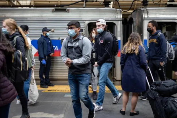 ABD'de hava yolu ve toplu taşımada maske zorunluluğuna federal mahkeme engeli