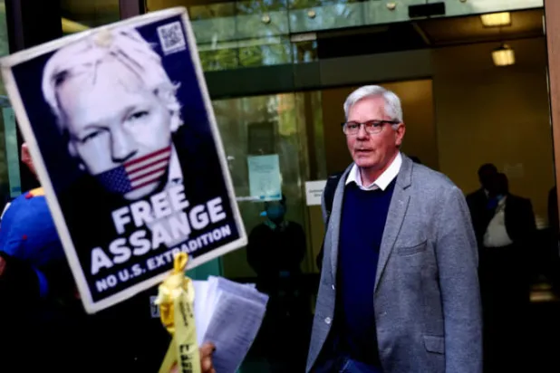 القضاء البريطاني يسمح رسمياً بتسليم أسانج إلى الولايات المتحدة