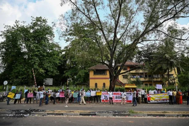 حظر تجول وسط سريلانكا والمجتمع الدولي يدعو لضبط النفس