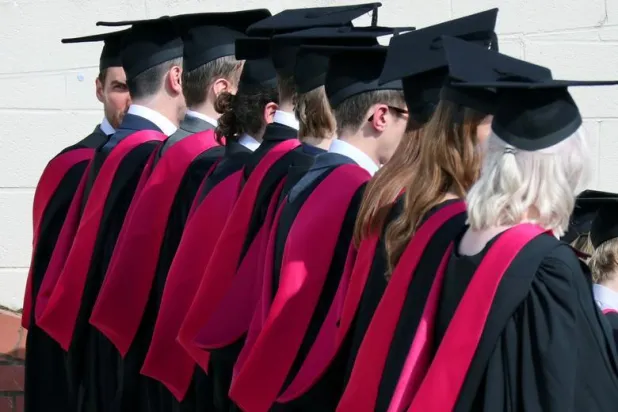 ما الأكثر أهمية: الانضمام لجامعة ذات سمعة جيدة أم التقدير المرتفع؟